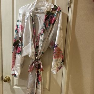 NWOT WHITE FLORAL PLUS BRIDE ROBE